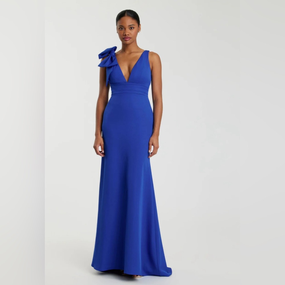 MAC DUGGAL
Dark Blue Sleeveless V Neck Bow Detail Mermaid Gown